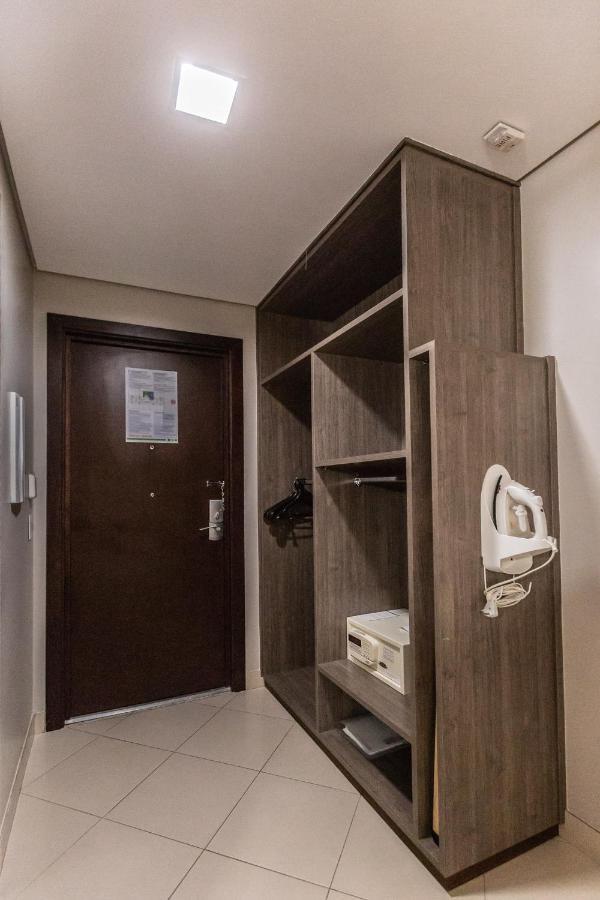 ホリデイ イン エクスプレス クイアバ エクステリア 写真 A room at the hotel